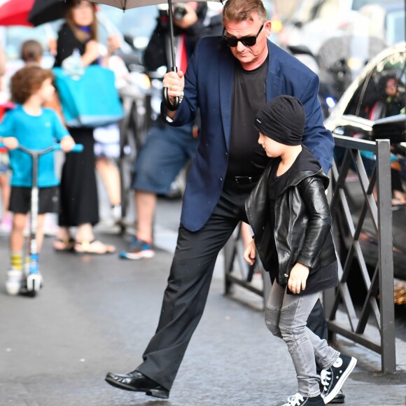 Céline Dion et ses enfants Eddy et Nelson sortent de l'hôtel Royal Monceau pour aller à la boutique Stanlowa à Paris le 27 juin 2017