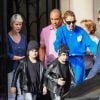 Céline Dion et ses enfants Eddy et Nelson sortent de l'hôtel Royal Monceau pour aller à la boutique Stanlowa à Paris le 27 juin 2017