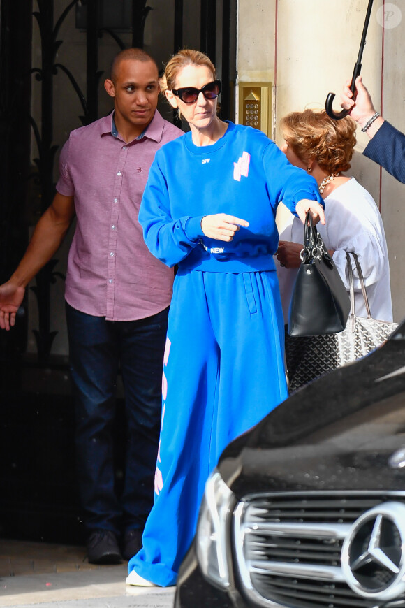Céline Dion et ses enfants Eddy et Nelson sortent de l'hôtel Royal Monceau pour aller à la boutique Stanlowa à Paris le 27 juin 2017