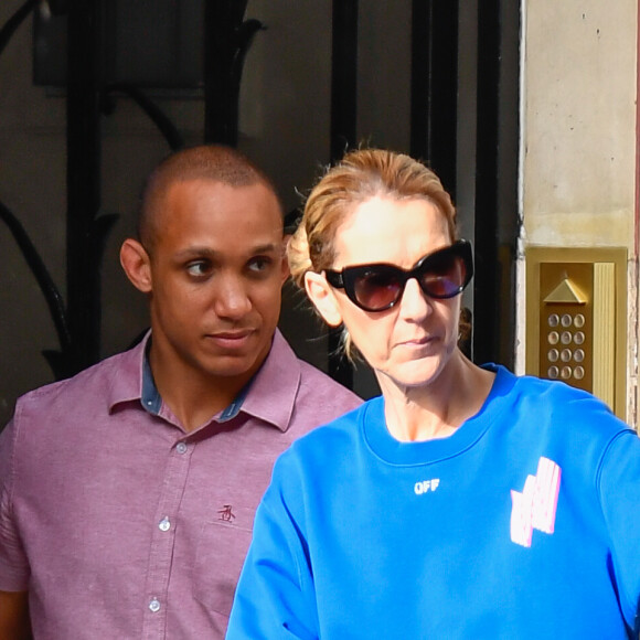 Céline Dion et ses enfants Eddy et Nelson sortent de l'hôtel Royal Monceau pour aller à la boutique Stanlowa à Paris le 27 juin 2017