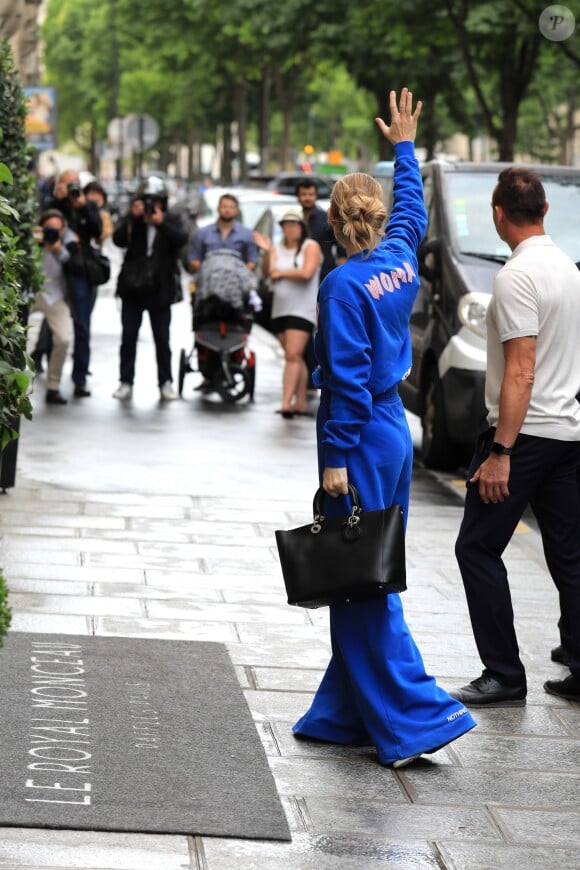 Céline Dion et ses enfants Eddy et Nelson sortent de l'hôtel Royal Monceau pour aller à la boutique Stanlowa à Paris le 27 juin 2017