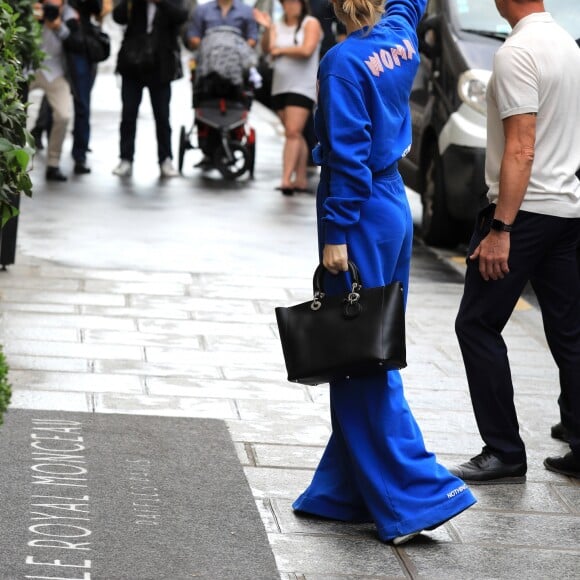 Céline Dion et ses enfants Eddy et Nelson sortent de l'hôtel Royal Monceau pour aller à la boutique Stanlowa à Paris le 27 juin 2017