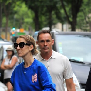 Céline Dion et ses enfants Eddy et Nelson sortent de l'hôtel Royal Monceau pour aller à la boutique Stanlowa à Paris le 27 juin 2017