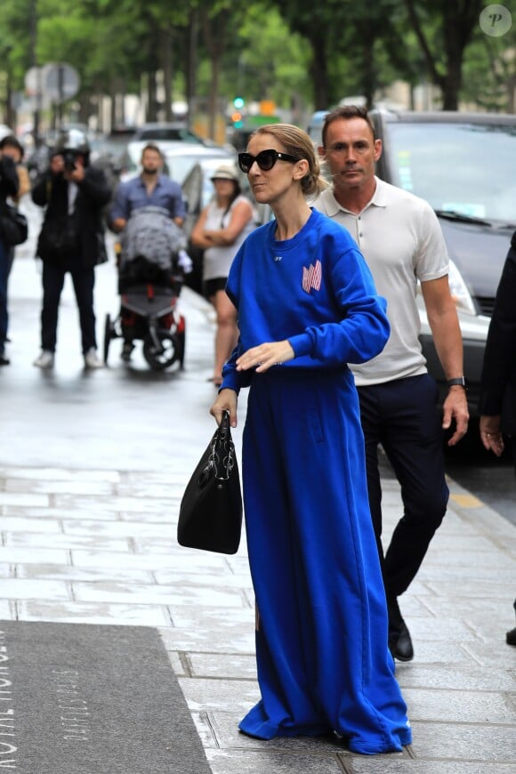 Céline Dion et ses enfants Eddy et Nelson sortent de l'hôtel Royal Monceau pour aller à la boutique Stanlowa à Paris le 27 juin 2017