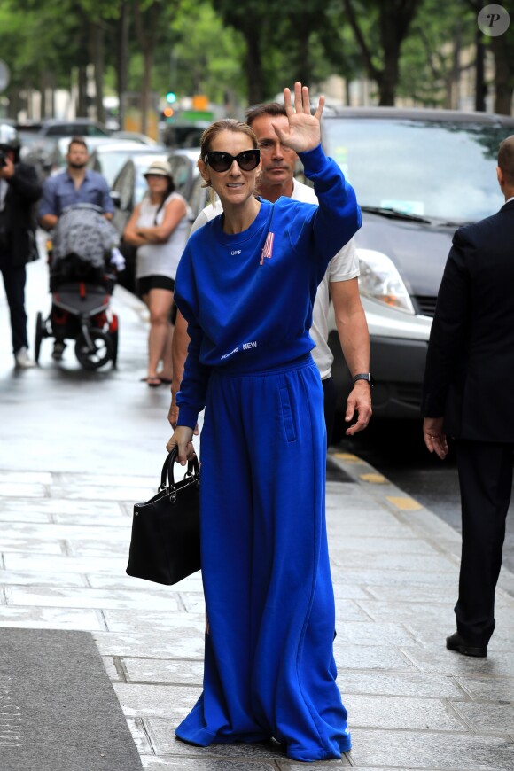 Céline Dion et ses enfants Eddy et Nelson sortent de l'hôtel Royal Monceau pour aller à la boutique Stanlowa à Paris le 27 juin 2017