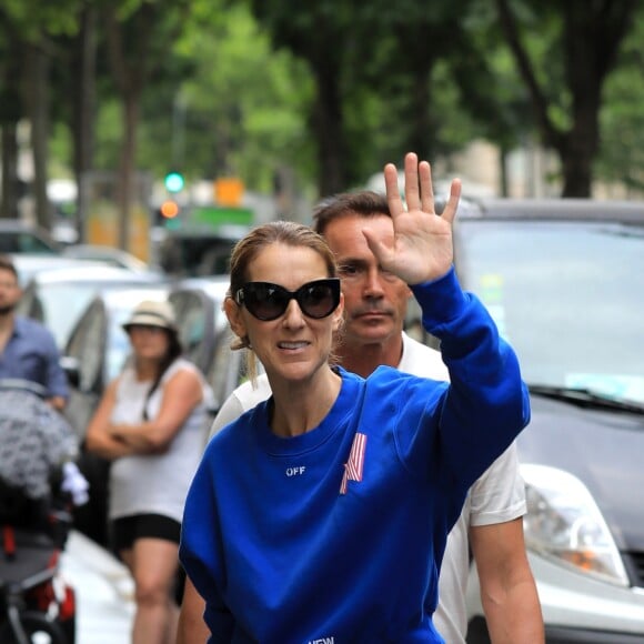 Céline Dion et ses enfants Eddy et Nelson sortent de l'hôtel Royal Monceau pour aller à la boutique Stanlowa à Paris le 27 juin 2017