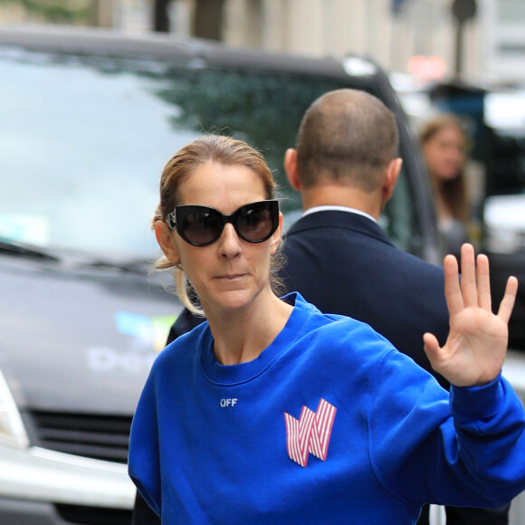 Céline Dion regagne son hôtel le Royal Monceau après un tour à la boutique Stanlowa à Paris le 27 juin 2017