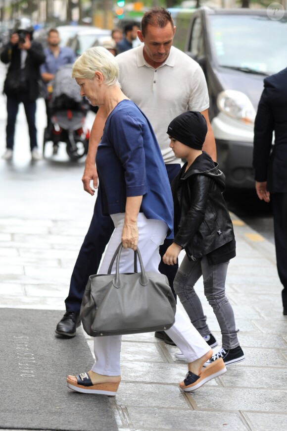 Céline Dion et ses enfants Eddy et Nelson sortent de l'hôtel Royal Monceau pour aller à la boutique Stanlowa à Paris le 27 juin 2017