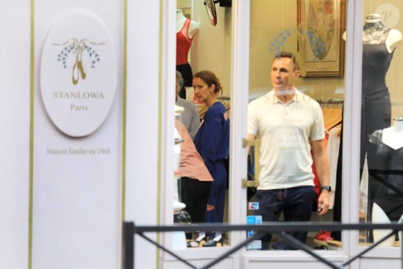 Céline Dion et ses enfants Eddy et Nelson sortent de l'hôtel Royal Monceau pour aller à la boutique Stanlowa à Paris le 27 juin 2017