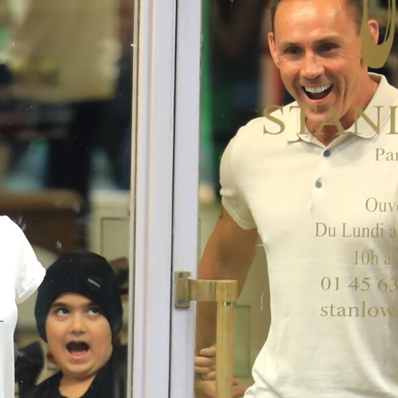Céline Dion et ses enfants Eddy et Nelson sortent de l'hôtel Royal Monceau pour aller à la boutique Stanlowa à Paris le 27 juin 2017