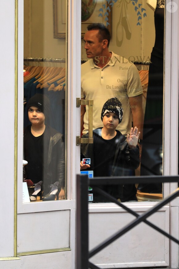 Céline Dion et ses enfants Eddy et Nelson sortent de l'hôtel Royal Monceau pour aller à la boutique Stanlowa à Paris le 27 juin 2017