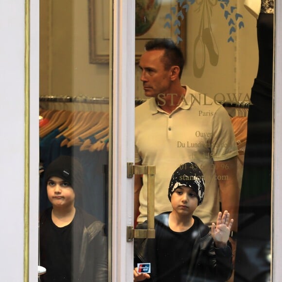Céline Dion et ses enfants Eddy et Nelson sortent de l'hôtel Royal Monceau pour aller à la boutique Stanlowa à Paris le 27 juin 2017