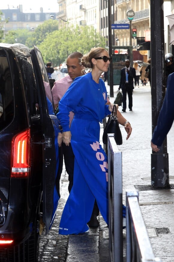 Céline Dion et ses enfants Eddy et Nelson sortent de l'hôtel Royal Monceau pour aller à la boutique Stanlowa à Paris le 27 juin 2017