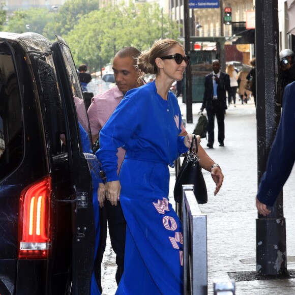 Céline Dion et ses enfants Eddy et Nelson sortent de l'hôtel Royal Monceau pour aller à la boutique Stanlowa à Paris le 27 juin 2017