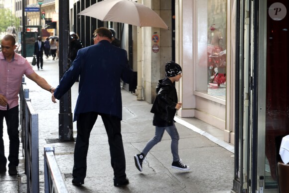 Céline Dion et ses enfants Eddy et Nelson sortent de l'hôtel Royal Monceau pour aller à la boutique Stanlowa à Paris le 27 juin 2017