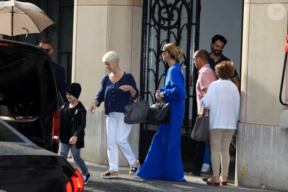 La chanteuse Céline Dion et ses enfants Eddy et Nelson sortent de l'hôtel Royal Monceau pour aller à la boutique Stanlowa à Paris le 27 juin 2017