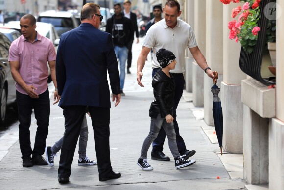 Céline Dion et ses enfants Eddy et Nelson sortent de l'hôtel Royal Monceau pour aller à la boutique Stanlowa à Paris le 27 juin 2017