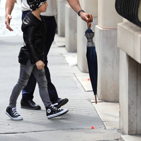 Céline Dion et ses enfants Eddy et Nelson sortent de l'hôtel Royal Monceau pour aller à la boutique Stanlowa à Paris le 27 juin 2017