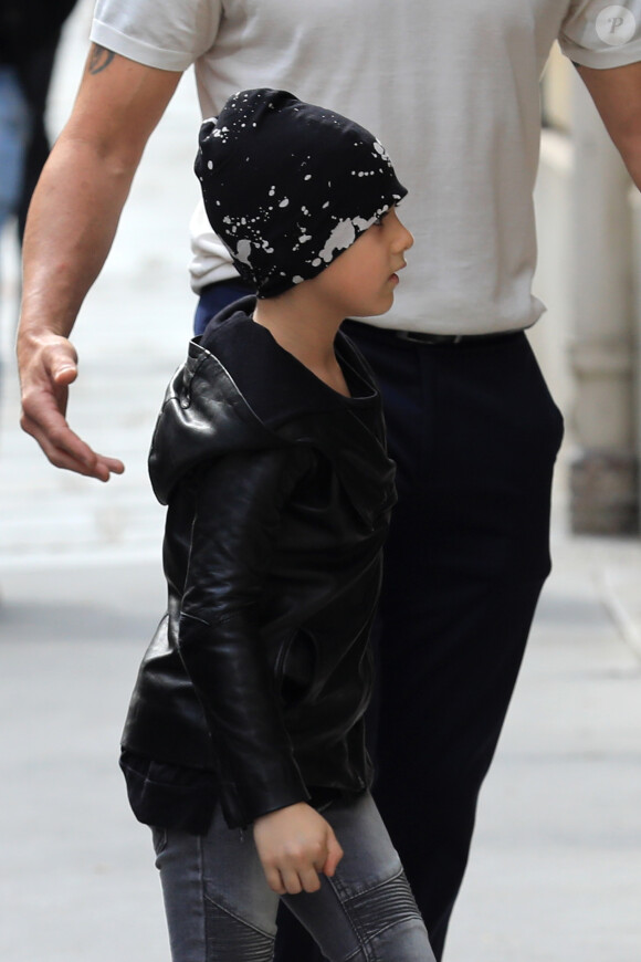 Céline Dion et ses enfants Eddy et Nelson sortent de l'hôtel Royal Monceau pour aller à la boutique Stanlowa à Paris le 27 juin 2017