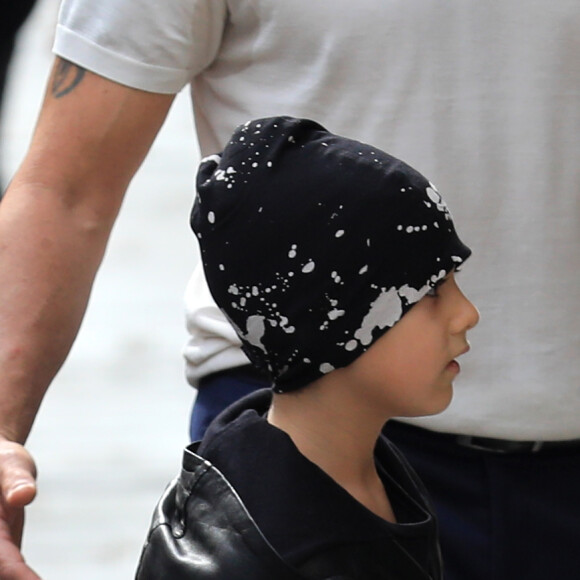 Céline Dion et ses enfants Eddy et Nelson sortent de l'hôtel Royal Monceau pour aller à la boutique Stanlowa à Paris le 27 juin 2017