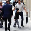 Céline Dion et ses enfants Eddy et Nelson sortent de l'hôtel Royal Monceau pour aller à la boutique Stanlowa à Paris le 27 juin 2017