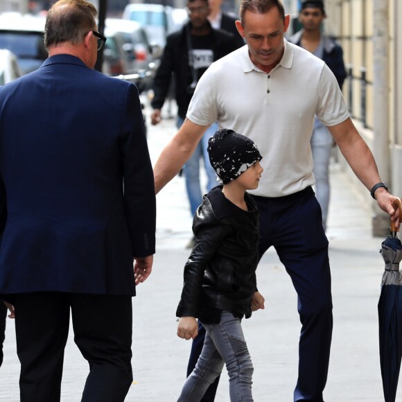 Céline Dion et ses enfants Eddy et Nelson sortent de l'hôtel Royal Monceau pour aller à la boutique Stanlowa à Paris le 27 juin 2017