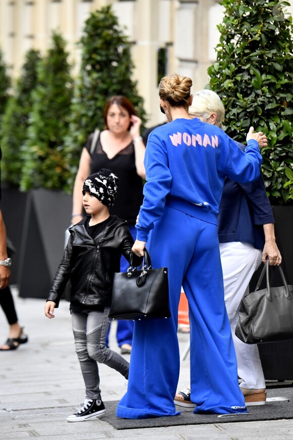 Céline Dion et ses enfants Eddy et Nelson sortent de l'hôtel Royal Monceau pour aller à la boutique Stanlowa à Paris le 27 juin 2017