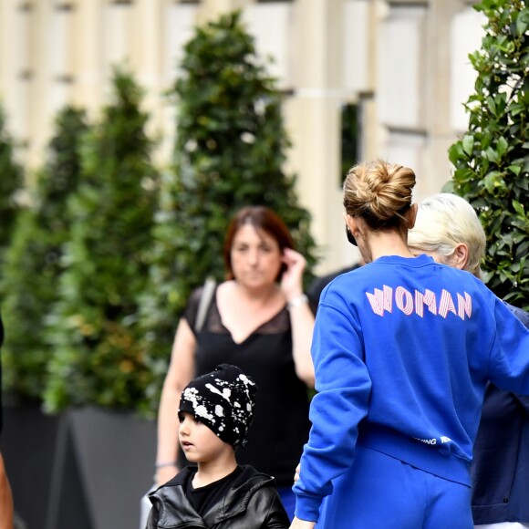 Céline Dion et ses enfants Eddy et Nelson sortent de l'hôtel Royal Monceau pour aller à la boutique Stanlowa à Paris le 27 juin 2017