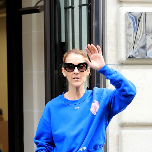 Céline Dion et ses enfants Eddy et Nelson sortent de l'hôtel Royal Monceau à Paris le 27 juin 2017.