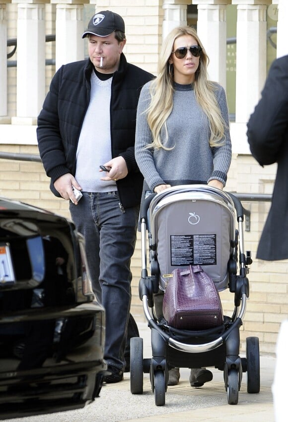 Petra Ecclestone, son mari James Stunt et leur fille Lavinia se baladent en famille avec Tamara Ecclestone enceinte a Beverly Hills, le 7 decembre 2013
