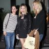 Courteney Cox et son amie Lisa Kudrow saluent leurs fans à la sortie du restaurant Palm à Beverly Hills, le 27 juin 2017