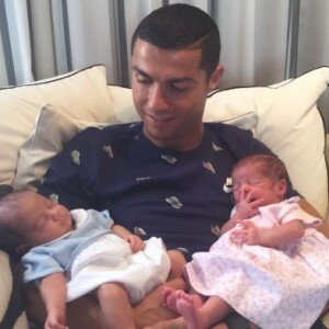 Cristiano Ronaldo pose pour la toute première fois avec ses jumeaux maeto et Eva. Photo postée sur Instagram le 29 juin 2017.