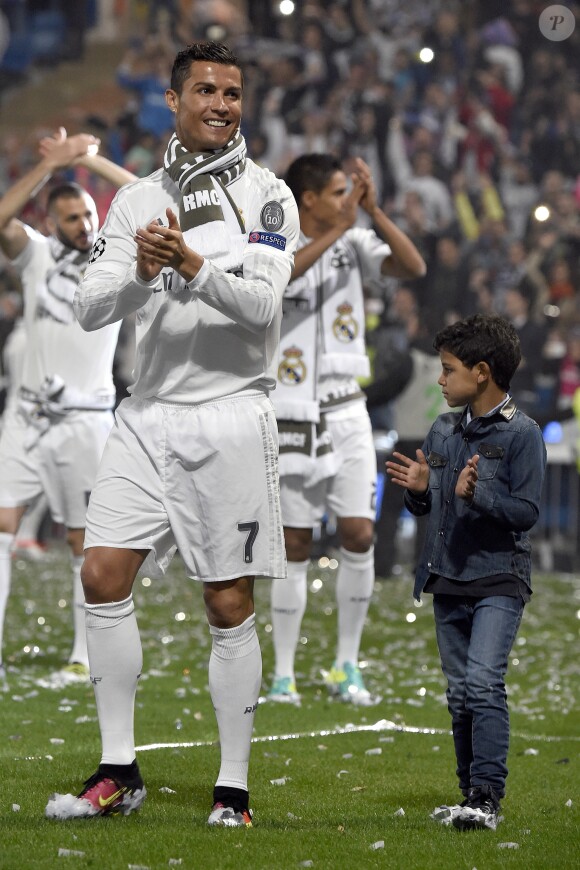 Cristiano Ronaldo et son fils Cristiano Ronaldo Jr - Cérémonie organisée au stade Santiago-Bernabeu de Madrid en l'honneur des joueurs du Real Madrid champions d'Europe le 29 mai 2016.