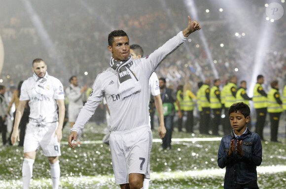 Cristiano Ronaldo et son fils Cristiano Ronaldo Jr - Cérémonie organisée au stade Santiago-Bernabeu de Madrid en l'honneur des joueurs du Real Madrid champions d'Europe le 29 mai 2016.