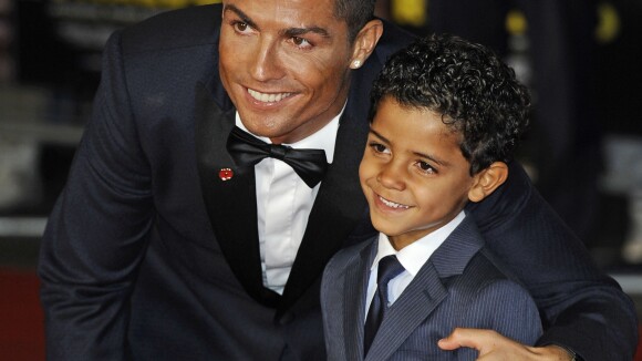Cristiano Ronaldo papa de jumeaux : Première photo en famille avec ses bébés