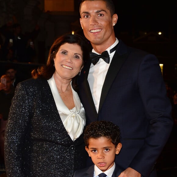 Cristiano Ronaldo avec sa mère Maria Dolores dos Santos Aveiro et son fils Cristiano Ronaldo Jr - Première du film "Ronaldo" à Londres le 9 novembre 2015.