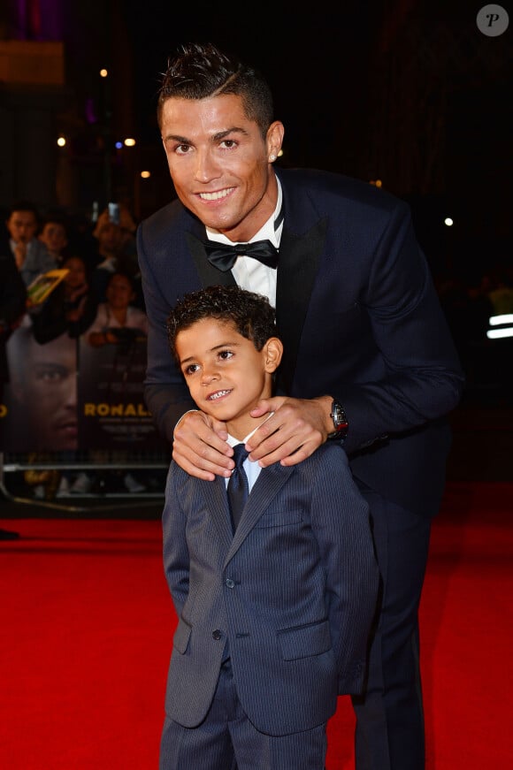 Cristiano Ronaldo et son fils Cristiano Ronaldo Jr - Première du film "Ronaldo" à Londres le 9 novembre 2015.