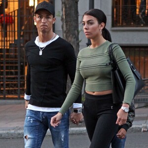 Cristiano Ronaldo se promène avec son fils Cristiano Ronaldo Jr et sa compagne Georgina Rodriguez à Madrid, le 20 avril 2017.