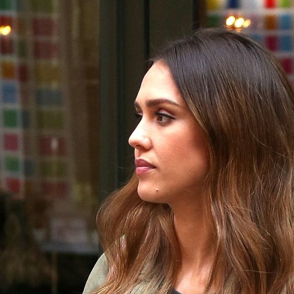 Jessica Alba se promène à New York le 15 juin 2017.