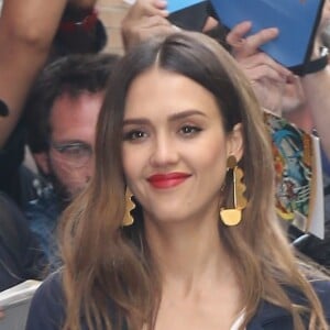 Jessica Alba arrive dans les studios de The View à New York, le 15 juin 2017.