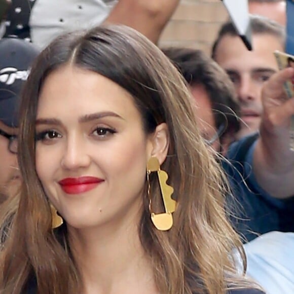 Jessica Alba arrive dans les studios de The View à New York, le 15 juin 2017.