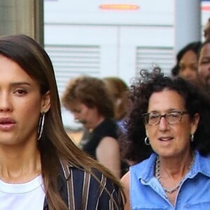 Jessica Alba fait du shopping avec une amie à New York le 14 juin 2017.