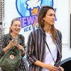 Jessica Alba fait du shopping avec une amie à New York le 14 juin 2017.