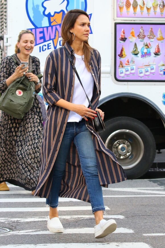 Jessica Alba fait du shopping avec une amie à New York le 14 juin 2017.