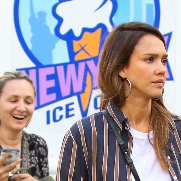 Jessica Alba fait du shopping avec une amie à New York le 14 juin 2017.