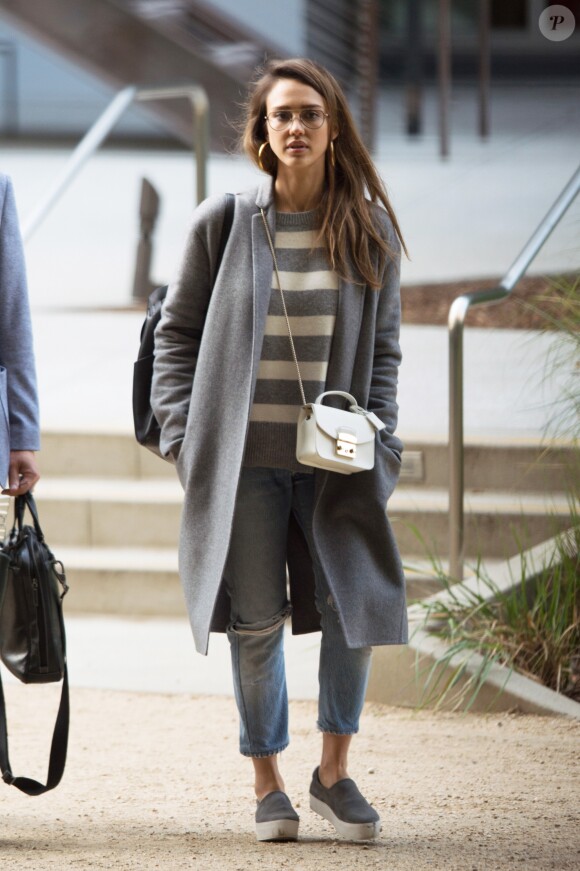 Exclusif - Jessica Alba fait du shopping à Los Angeles, le 19 mai 2017.