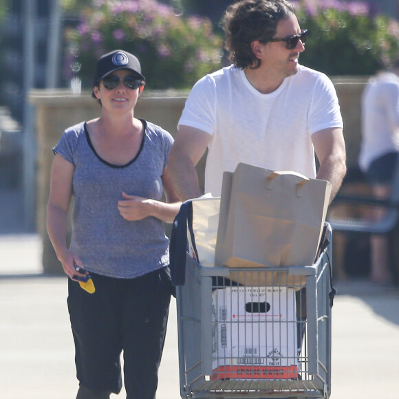 Exclusif - Shannen Doherty et son mari Kurt Iswarienko vont faire des courses à Malibu, le 22 avril 2017.