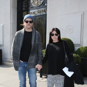 Exclusif - Shannen Doherty et son mari Kurt Iswarienko - Les acteurs de la série "Buffy contre les Vampires" quittent l'hôtel de Sers à Paris le 18 mars 2016. Ils sont attendus à la convention "Witches VS Vampires"qui se déroulera les 19 et 20 mars 2016 à Paris. © Denis Guignebourg / Bestimage