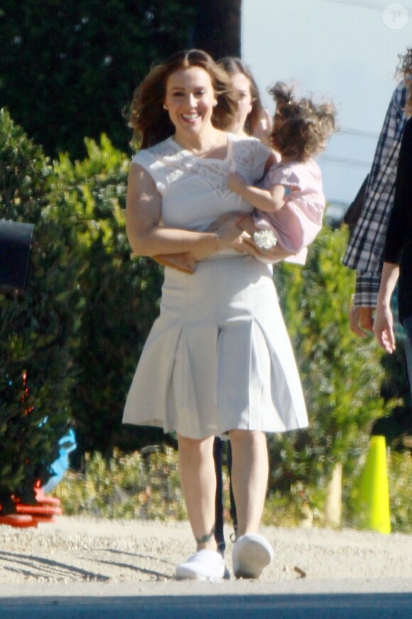 Exclusif - Alyssa Milano se promène avec sa fille Elizabella sur le tournage d'un spot publicitaire pour Atkins à Los Angeles. Le 19 novembre 2015 © CPA / Bestimag