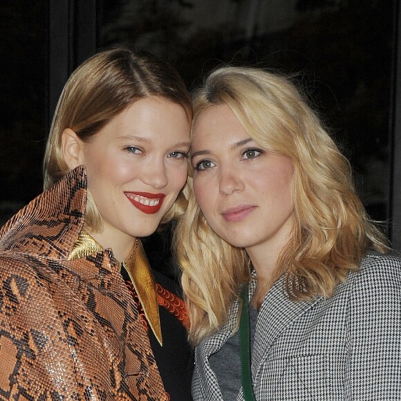 Léa Seydoux et sa soeur Camille à la sortie du défilé Miu Miu pendant la fashion week de Paris le 7 octobre 2015.